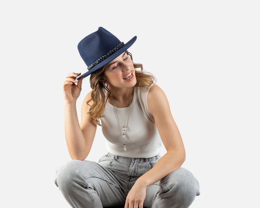 Fedora ala plana con cinta de cuero a tono