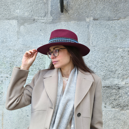 Fedora burdeos con cinta étnica