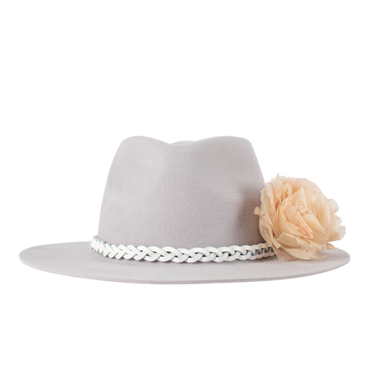 Sombrero fedora platino con flores