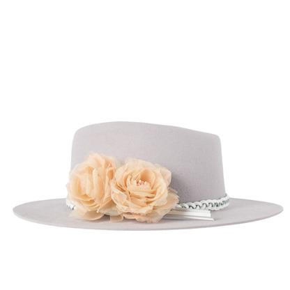 Sombrero fedora platino con flores