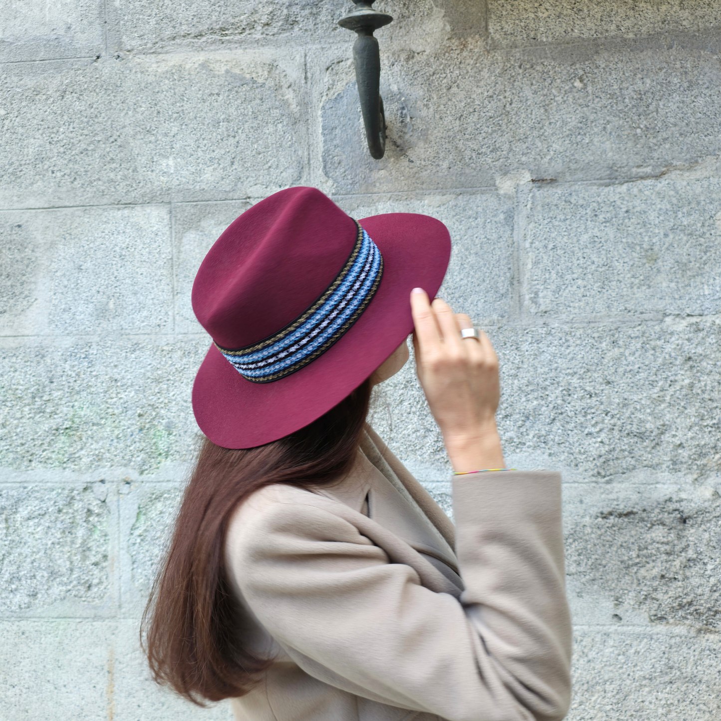 Fedora burdeos con cinta étnica