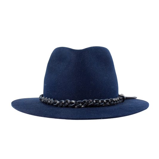 Fedora ala plana con cinta de cuero a tono