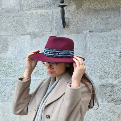 Fedora burdeos con cinta étnica