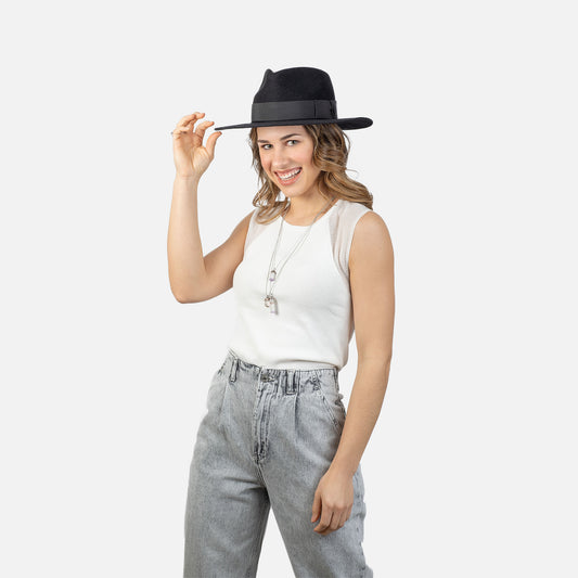 Sombrero negro ala ancha