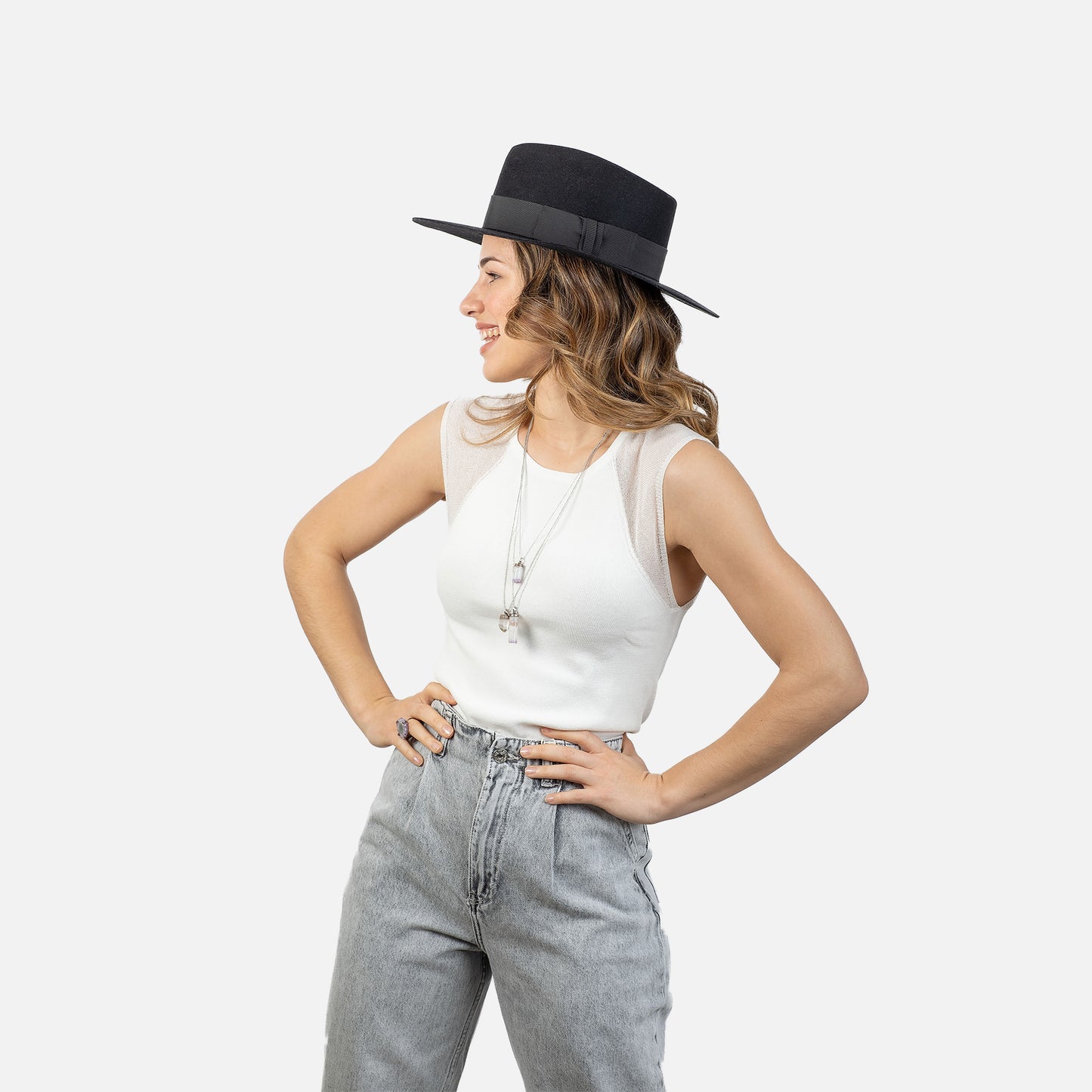 Sombrero negro ala ancha