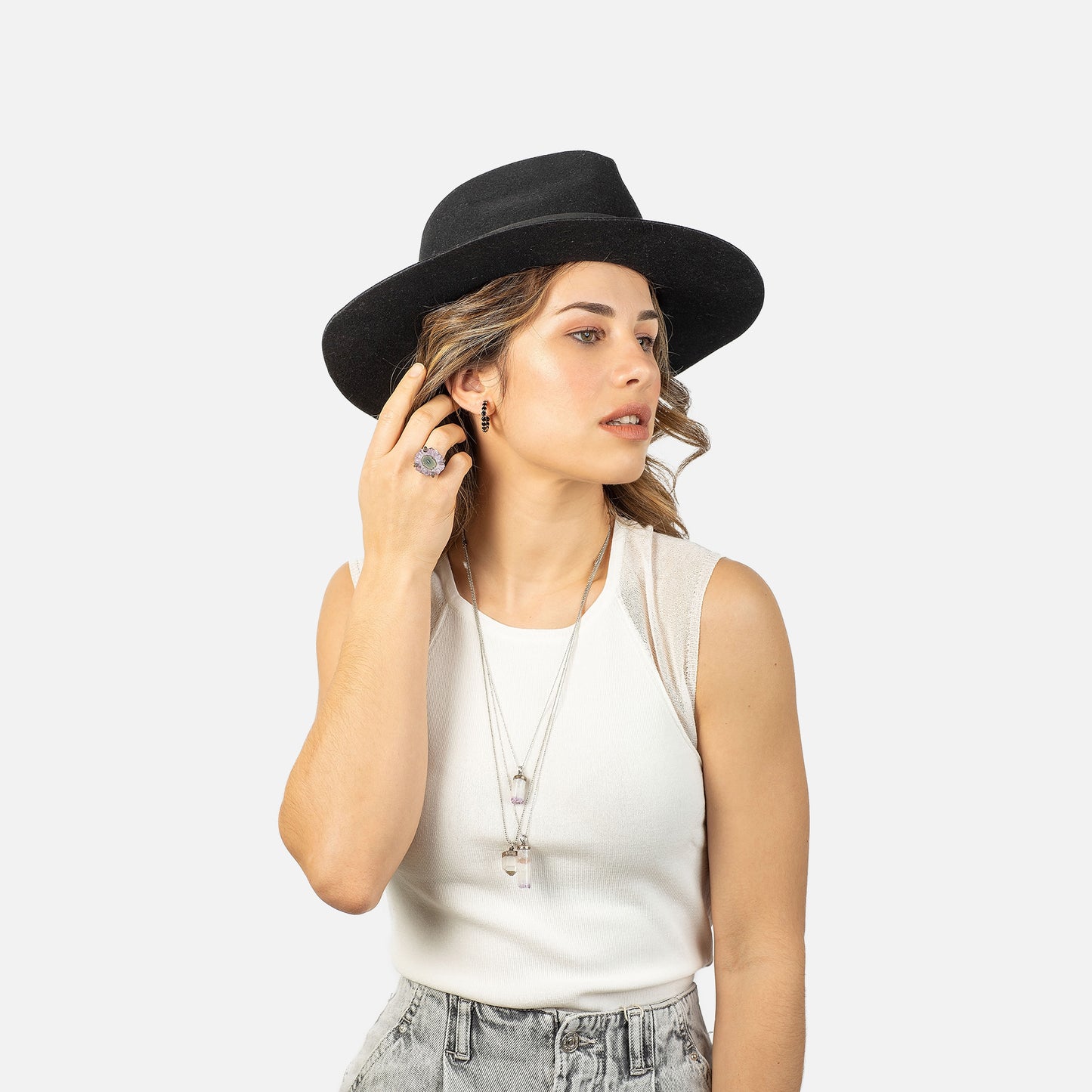 Sombrero negro ala ancha