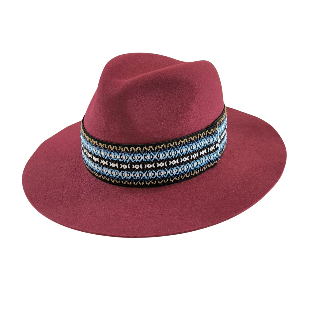 Fedora burdeos con cinta étnica