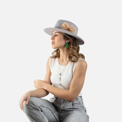 Sombrero fedora platino con flores