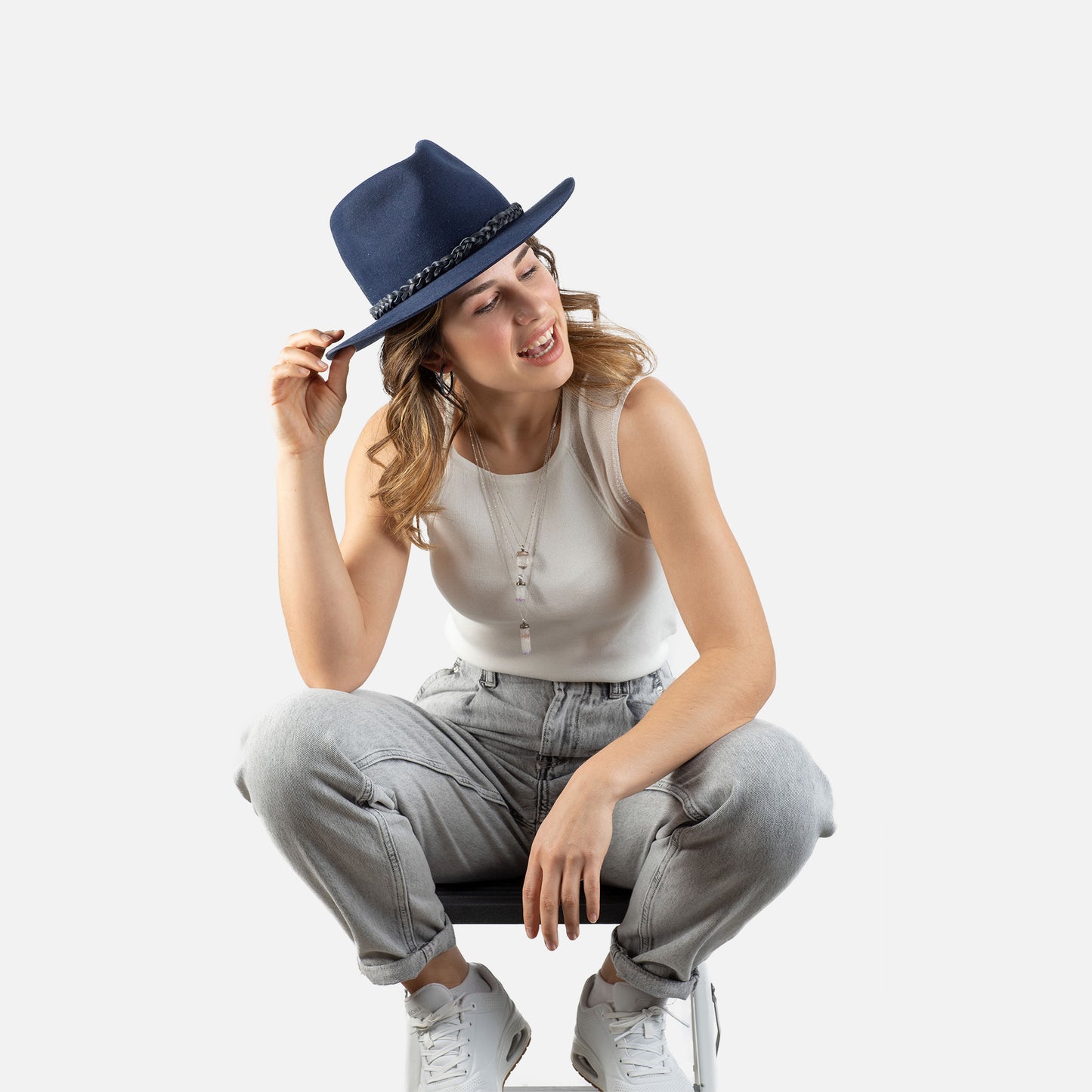 Fedora ala plana con cinta de cuero a tono