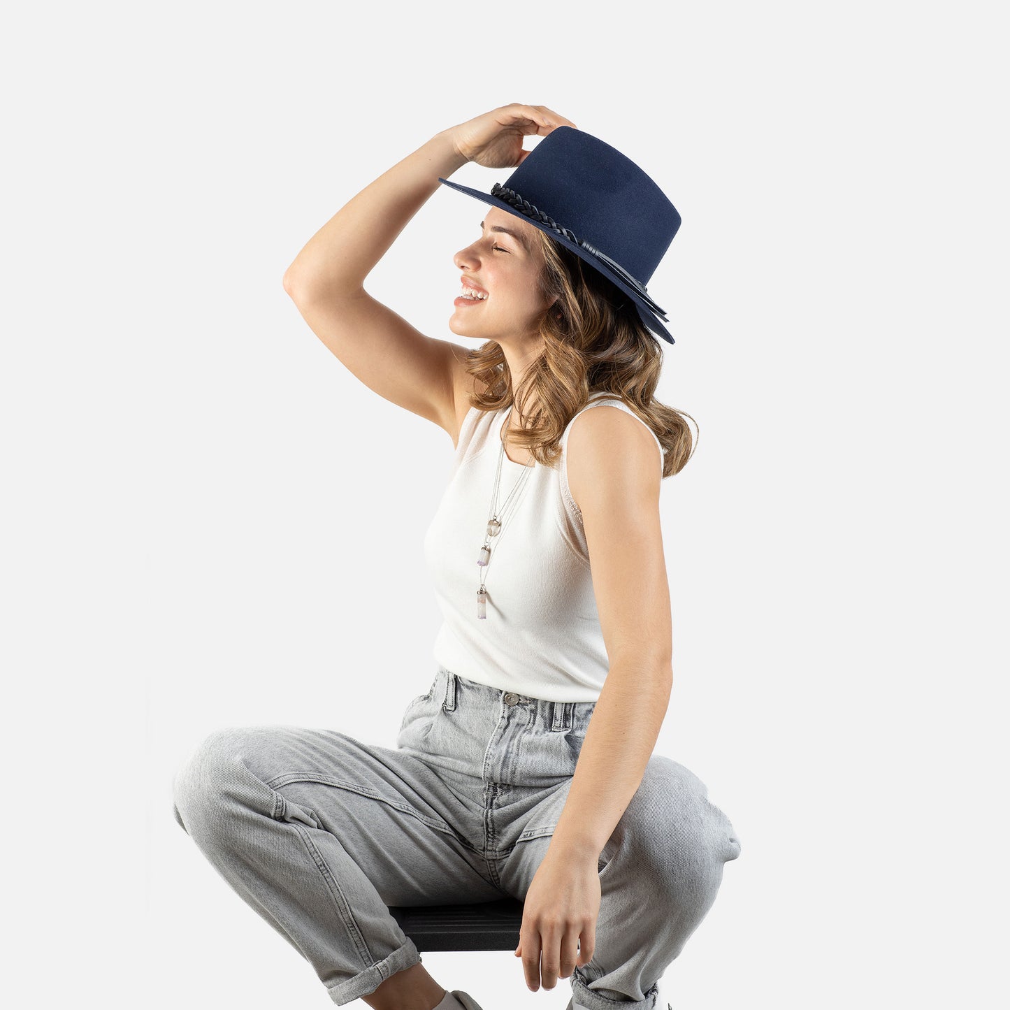 Fedora ala plana con cinta de cuero a tono