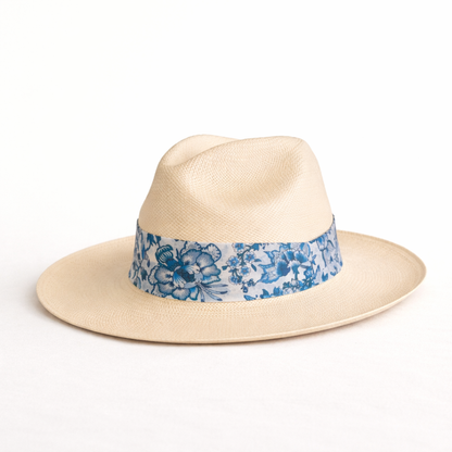 Panamá blanco con cinta floreal