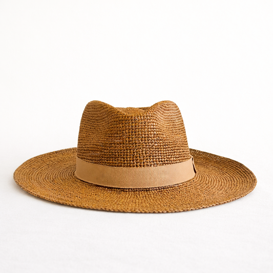 Fedora de ala ancha en rafia natural