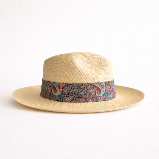 Panamá blanco con cinta estampado paisley