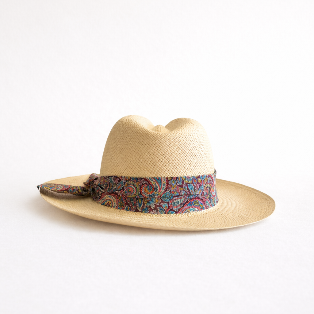 Panamá blanco con cinta estampado paisley