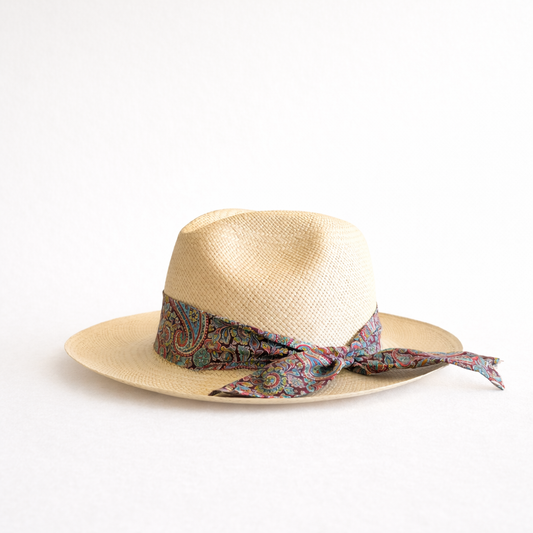 Panamá blanco con cinta estampado paisley