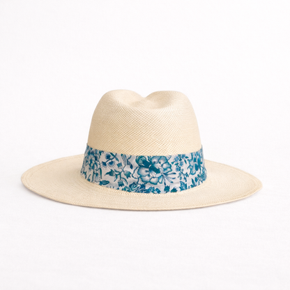 Panamá blanco con cinta floreal