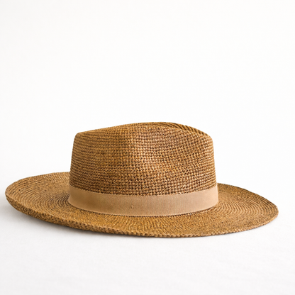 Fedora de ala ancha en rafia natural