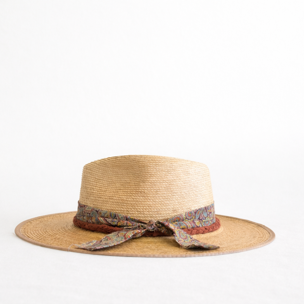 Sombrero de palma sahuayo y cinta estampada en tonos azul y rojo