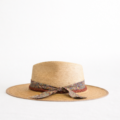 Sombrero de palma sahuayo y cinta estampada en tonos azul y rojo