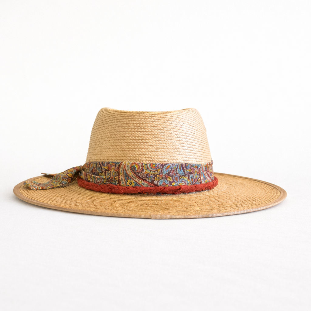 Sombrero de palma sahuayo y cinta estampada en tonos azul y rojo