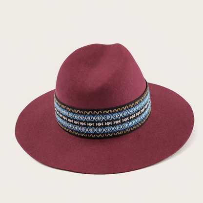 Fedora burdeos con cinta étnica