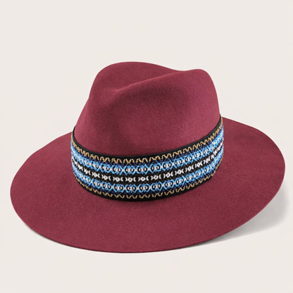 Fedora burdeos con cinta étnica