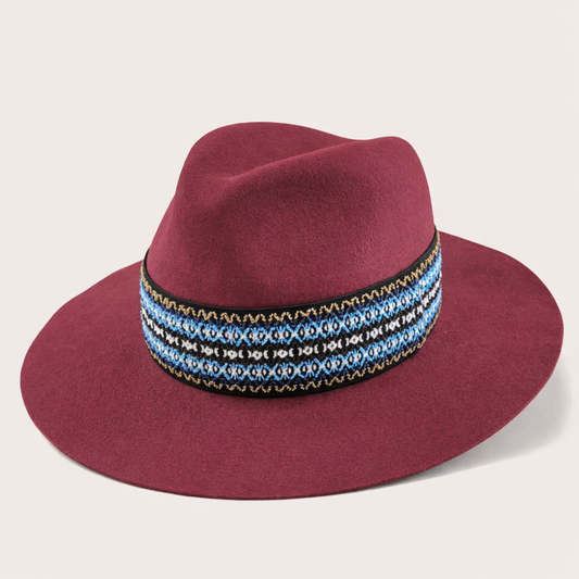 Fedora burdeos con cinta étnica