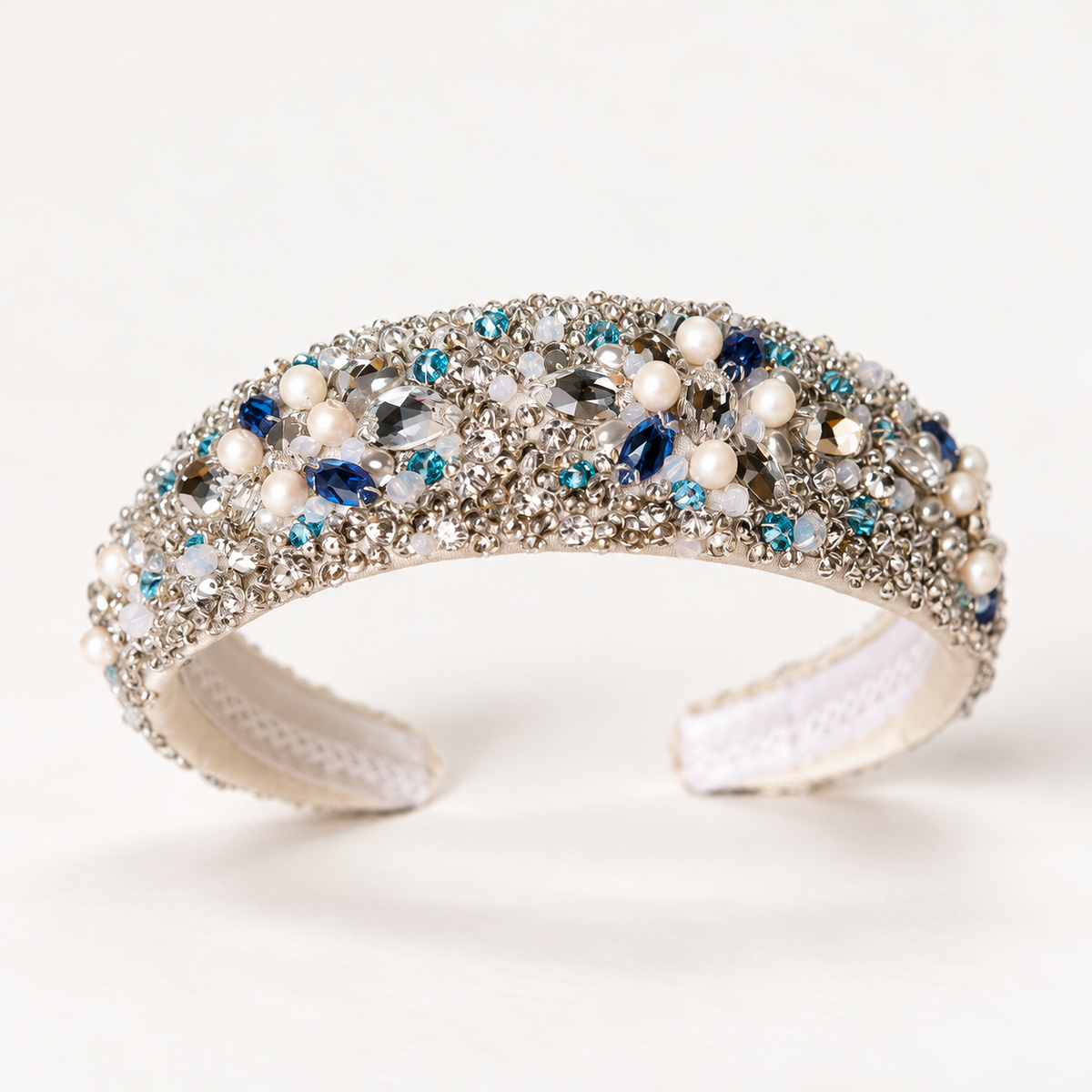 Diadema de novia bordada a mano