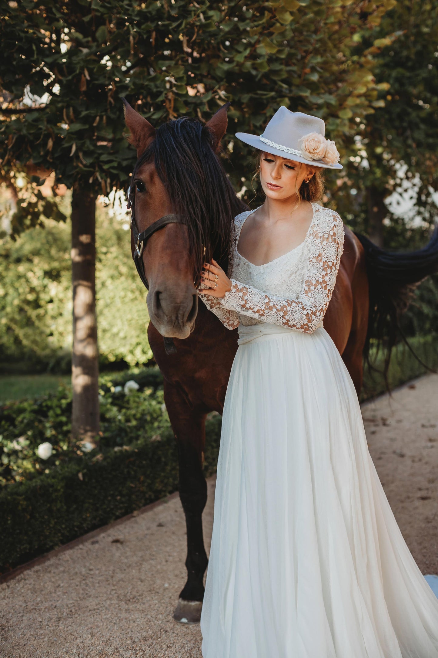 Sombrero fedora platino con flores