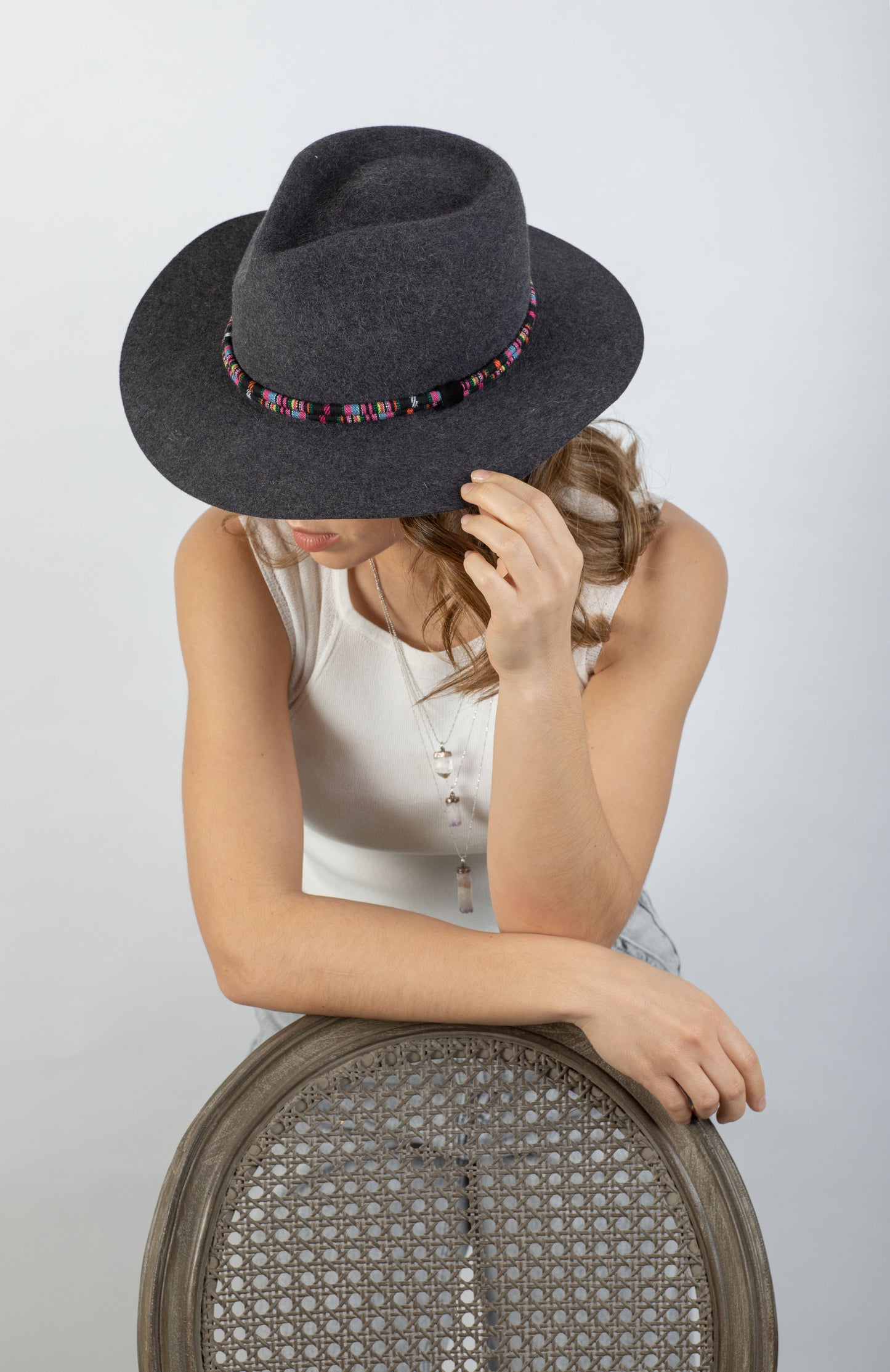 Sombrero fedora gris cinta étnica para mujer